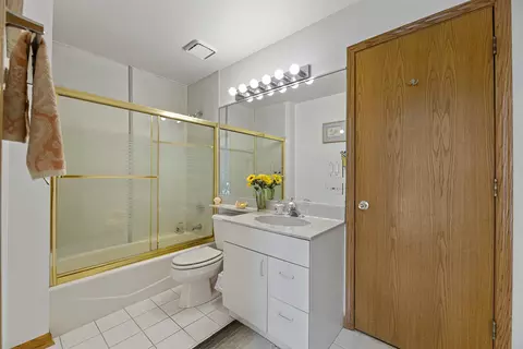 Bath - 2410 Halina Dr, Glenview, IL 60026 photo 6 of 8