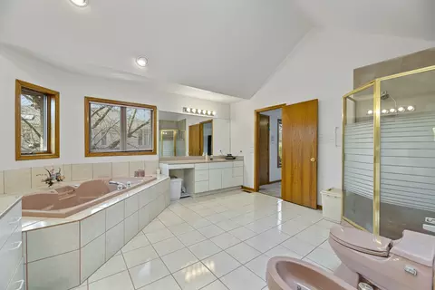 Bath - 2410 Halina Dr, Glenview, IL 60026 photo 5 of 8