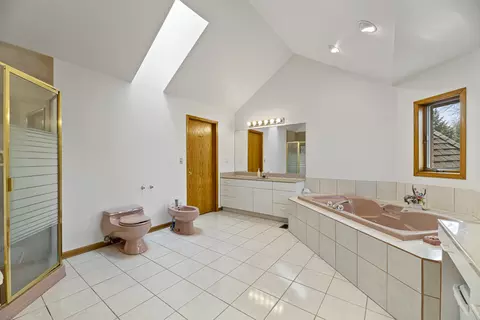 Bath - 2410 Halina Dr, Glenview, IL 60026 photo 4 of 8