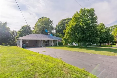5547 Stone Rd, Clinton, IL 61727