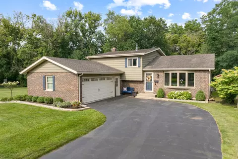 914 Scott St, Algonquin, IL 60102