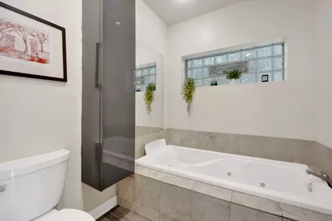 Bath - 2425 W Lyndale St, Chicago, IL 60647 photo 2 of 4
