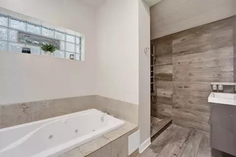 Bath - 2425 W Lyndale St, Chicago, IL 60647 photo 3 of 4