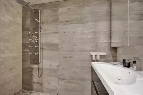 Bath - 2425 W Lyndale St, Chicago, IL 60647 photo 4 of 4