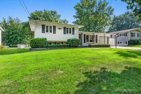 902 Dawn Ct, Dekalb, IL 60115