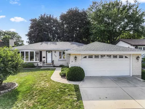 302 N Marcella Rd, Mount Prospect, IL 60056