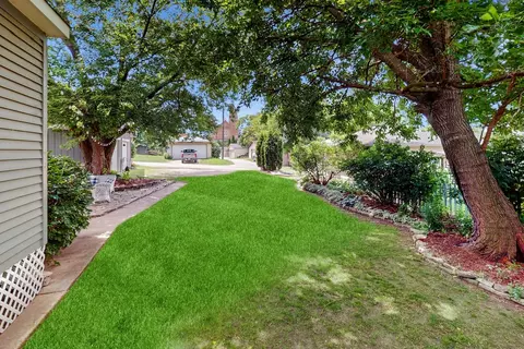 Exterior - 614 Mccarthy Rd, Lemont, IL 60439 photo 6 of 7