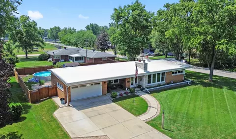 404 Oakwood Dr, Crete, IL 60417