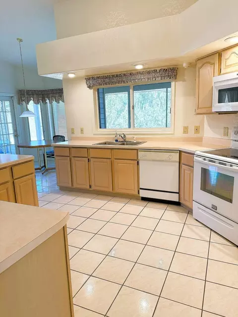 Kitchen - 132 Fox Trot, Dixon, IL 61021 photo 3 of 5