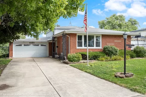 8830 W 92nd Pl, Hickory Hills, IL 60457