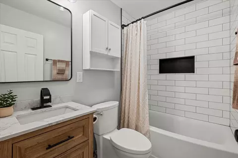 Bath - 3510 Vine St, Mchenry, IL 60050 photo 2 of 2