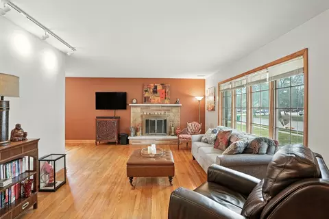 Living - 901 Ridgeway Ave, Munster, IN 46321 photo 1 of 5