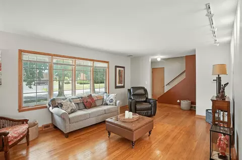 Living - 901 Ridgeway Ave, Munster, IN 46321 photo 2 of 5