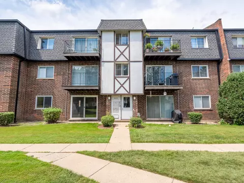 9459 Bay Colony Dr #1S, Des Plaines, IL 60016