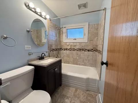 Bath - 702 E Shabonee Trl, Mount Prospect, IL 60056 photo 2 of 3