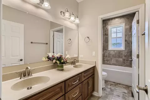 Bath - 112 Farmstead Ct, Mchenry, IL 60050 photo 2 of 4