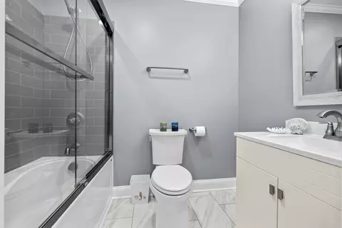 Bath - 5450 Astor Ln #216, Rolling Meadows, IL 60008 photo 1 of 2