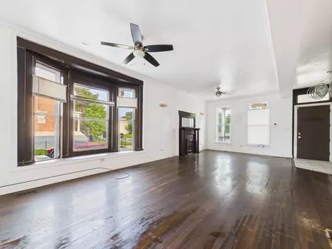 Living - 656 E Bowen Ave, Chicago, IL 60653 photo 3 of 4