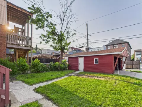 Exterior - 656 E Bowen Ave, Chicago, IL 60653 photo 4 of 6