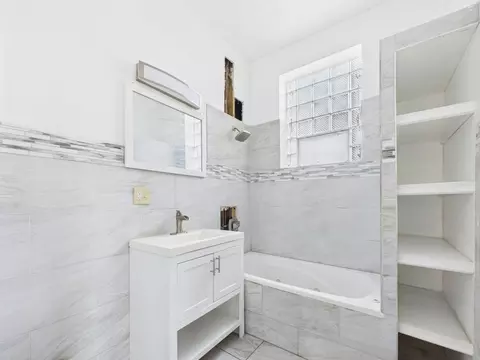 Bath - 656 E Bowen Ave, Chicago, IL 60653 photo 1 of 3