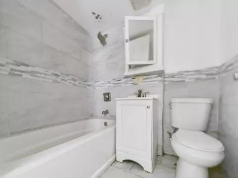 Bath - 656 E Bowen Ave, Chicago, IL 60653 photo 3 of 3