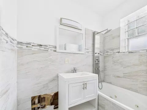 Bath - 656 E Bowen Ave, Chicago, IL 60653 photo 2 of 3