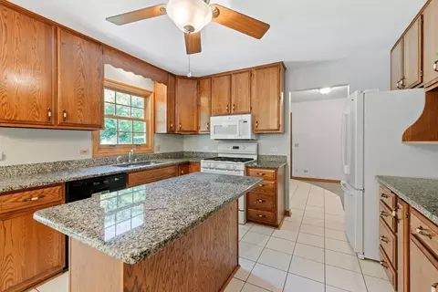 522 Joy Ln, Sleepy Hollow, IL 60118 photo 7