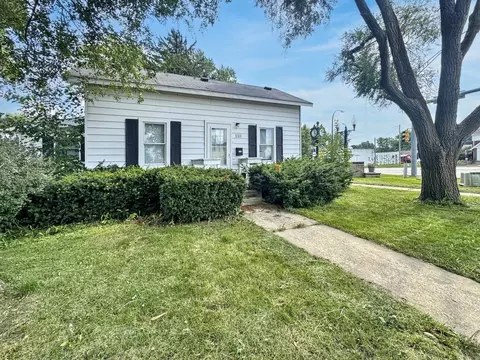 110 N Elm St, Waterman, IL 60556