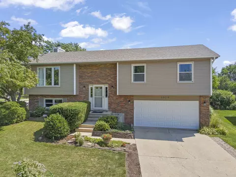 1019 Tioga Ct, Carol Stream, IL 60188