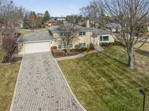 590 E Capri Dr, Palatine, IL 60074
