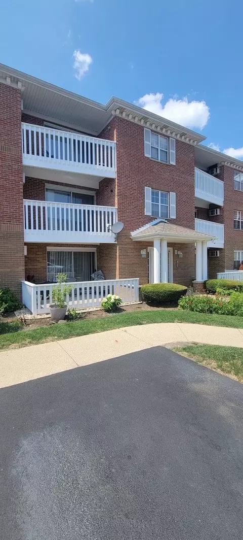 6561 W School St #206, Chicago, IL 60634