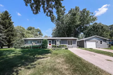 4 Crestwood Ct, Montgomery, IL 60538