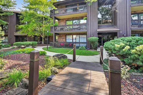 9545 Southwest Hwy #1E, Oak Lawn, IL 60453
