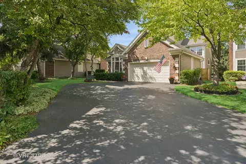 2040 N Dunhill Ct, Arlington Heights, IL 60004