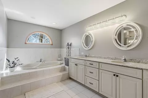 Bath - 11924 195th St, Mokena, IL 60448 photo 1 of 5