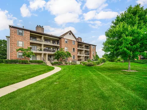 611 Hapsfield Ln #202, Buffalo Grove, IL 60089