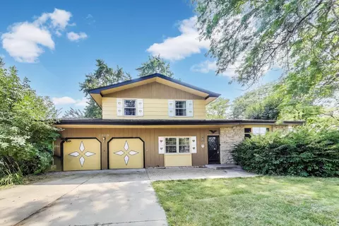 2209 E Sand Lake Rd, Lindenhurst, IL 60046