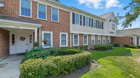 709 Burr Oak Ln #B, Prospect Heights, IL 60070