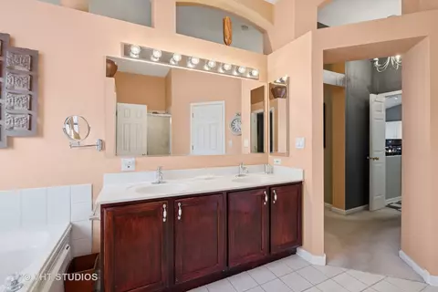 Bath - 2305 Tracy Ln, Algonquin, IL 60102 photo 2 of 5