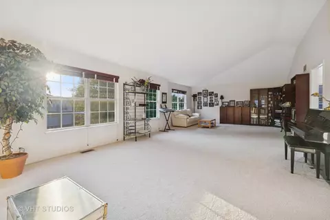 Living - 2305 Tracy Ln, Algonquin, IL 60102 photo 4 of 6