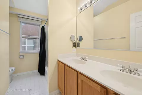 Bath - 2305 Tracy Ln, Algonquin, IL 60102 photo 3 of 5