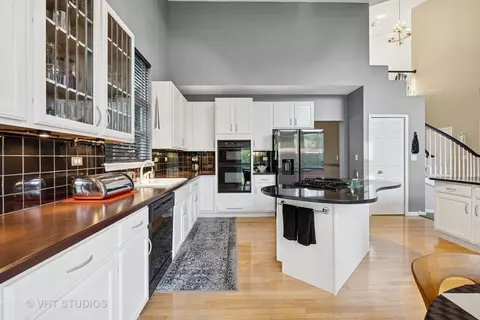 Kitchen - 2305 Tracy Ln, Algonquin, IL 60102 photo 4 of 5