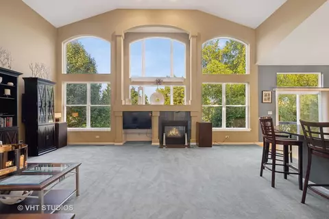 Living - 2305 Tracy Ln, Algonquin, IL 60102 photo 2 of 6