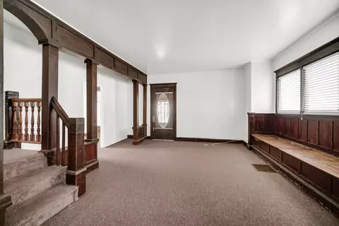 Living - 744 S Elm Ave, Kankakee, IL 60901 photo 2 of 7