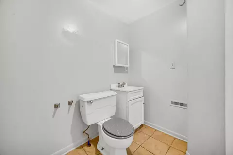 Bath - 744 S Elm Ave, Kankakee, IL 60901 photo 1 of 2