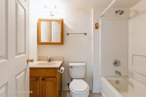 Bath - 305 Buckingham Cir #A, Elgin, IL 60120 photo 2 of 2