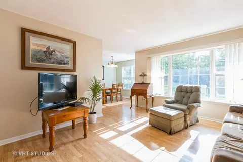 Living - 305 Buckingham Cir #A, Elgin, IL 60120 photo 2 of 3
