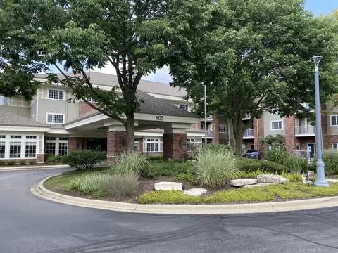 605 Barrington Ave #304, East Dundee, IL 60118