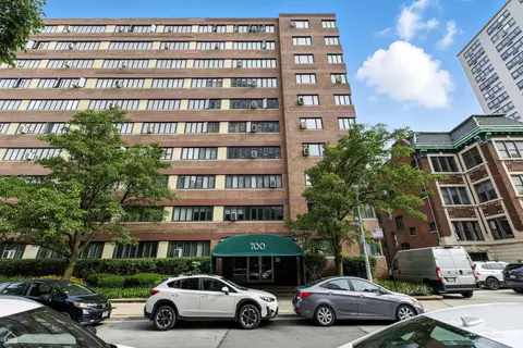 700 W Bittersweet Pl #904, Chicago, IL 60613