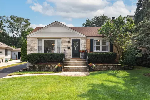 219 Middaugh Rd, Clarendon Hills, IL 60514